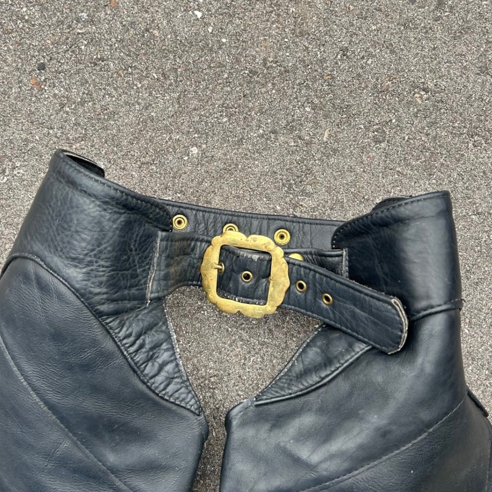 Hog Skins Black Leather Motorcycle Chaps Brass Buckle Made in USA Mens XS M - Picture 8 of 9